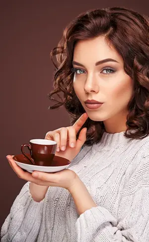 Mädchen trinkt Kaffee
