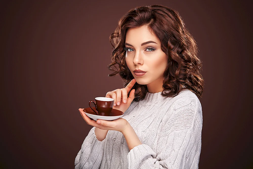 Mädchen trinkt Kaffee