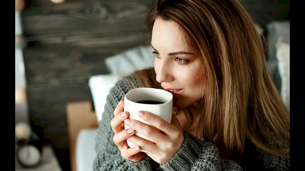 Mädchen trinkt Kaffee