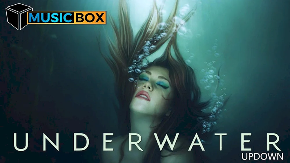 Mädchen, das aus dem Wasser taucht