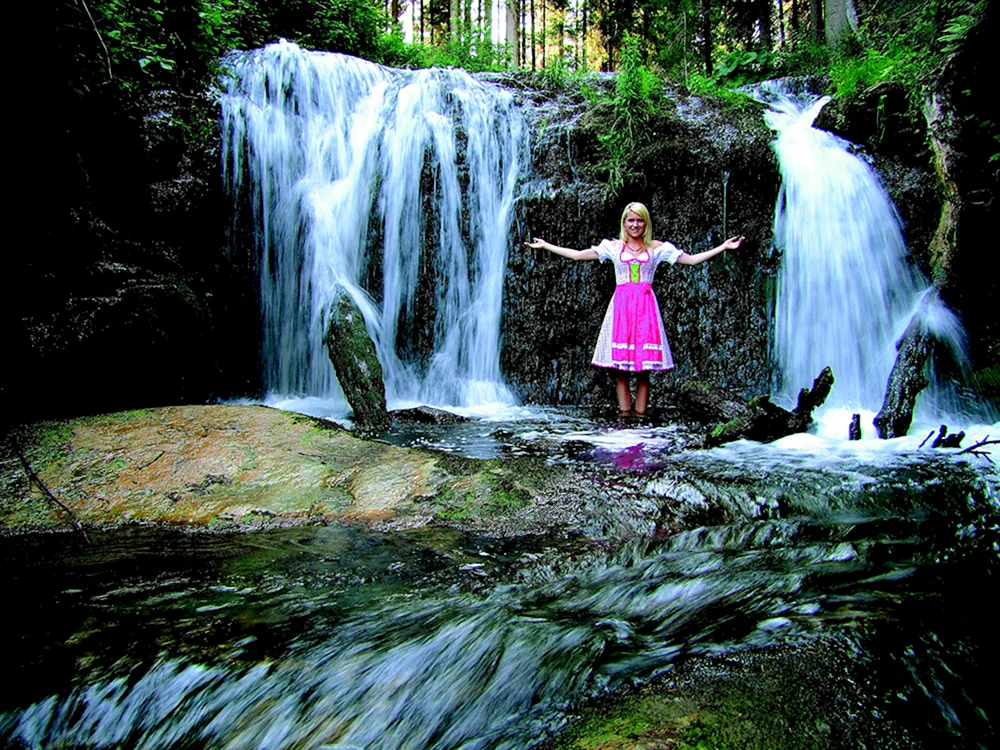 Der Mann unter dem Wasserfall