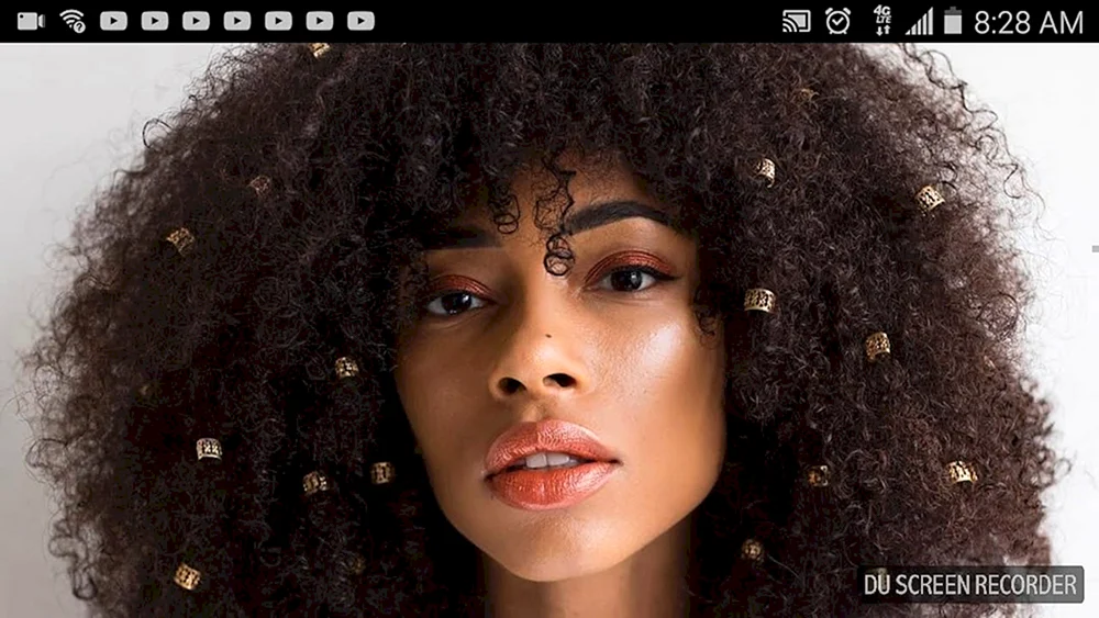 Mädchen mit Afrolocken