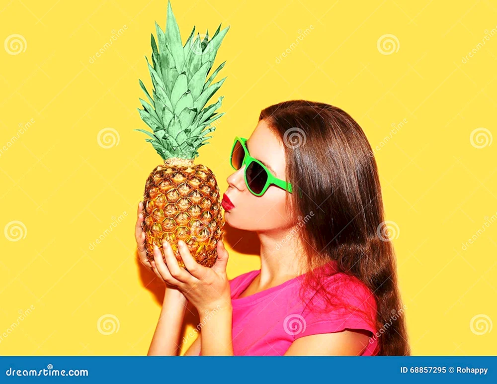 Mädchen mit Ananas