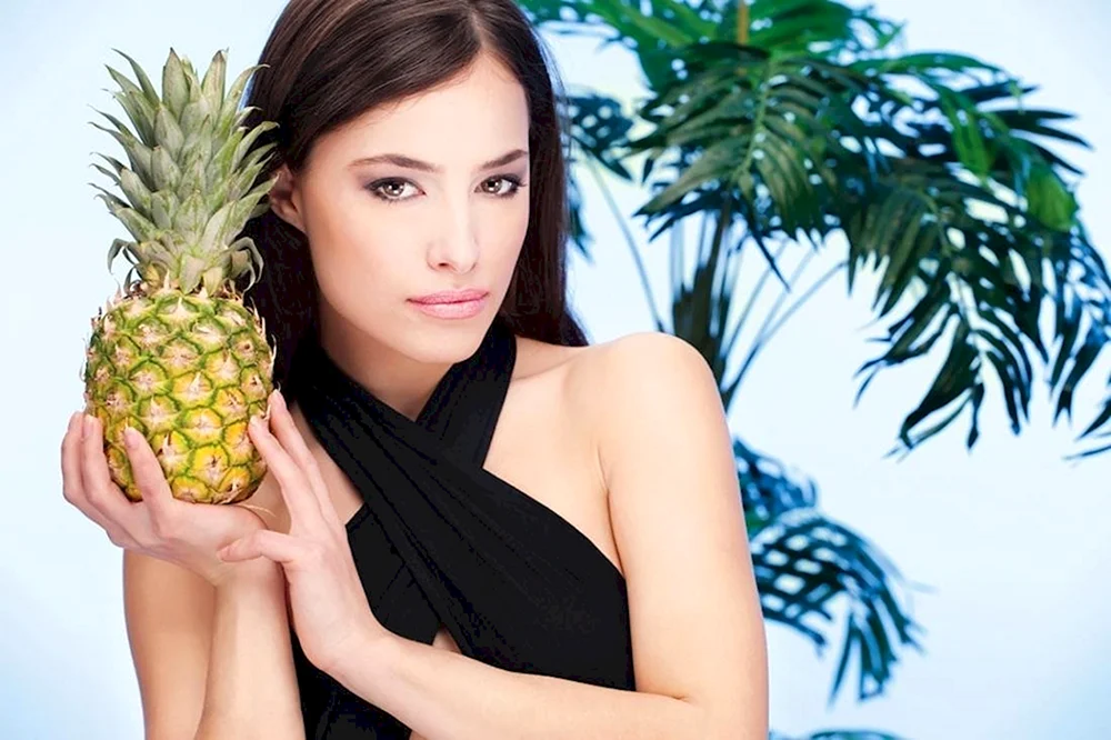 Mädchen mit Ananas