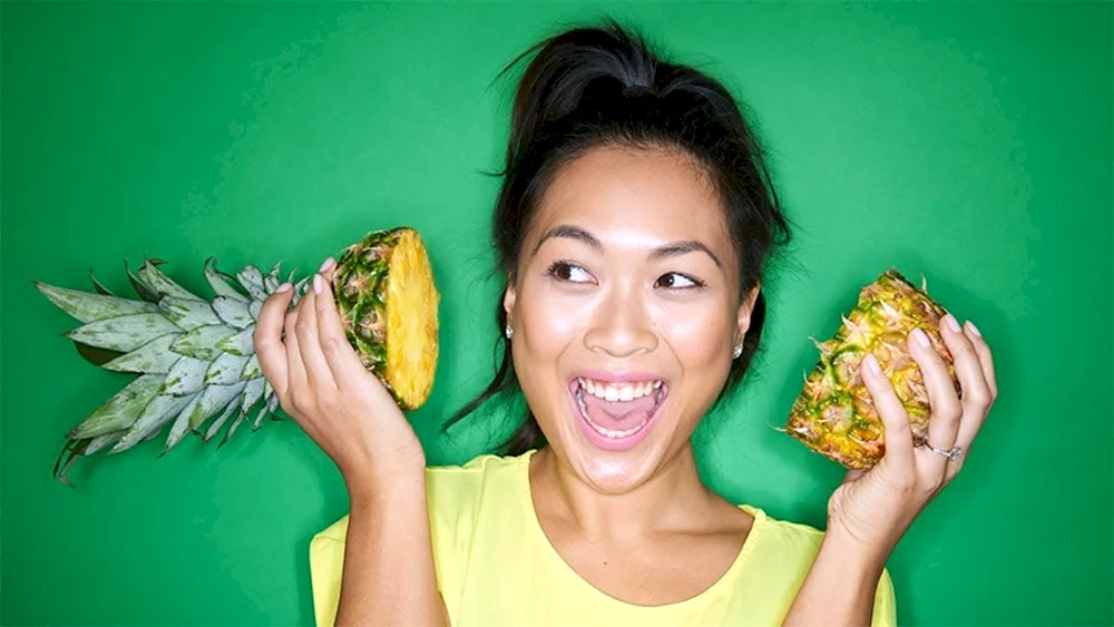 Mädchen mit Ananas