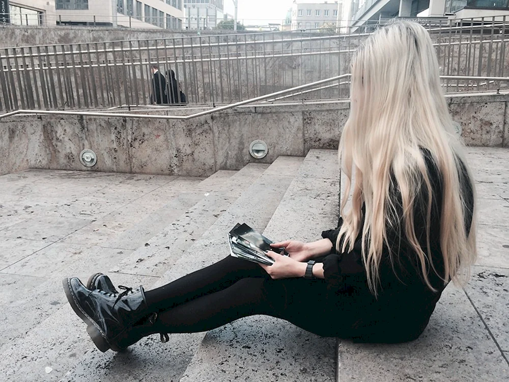 Blond mit langen Haaren