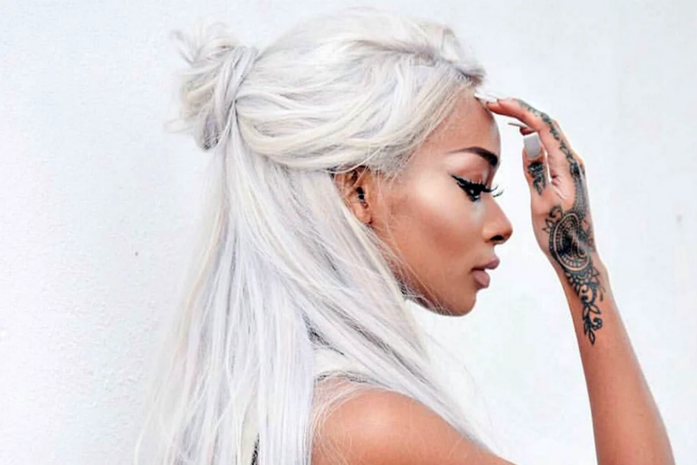 Mädchen mit weißen Haaren