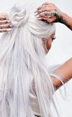 Mädchen mit weißem Haar