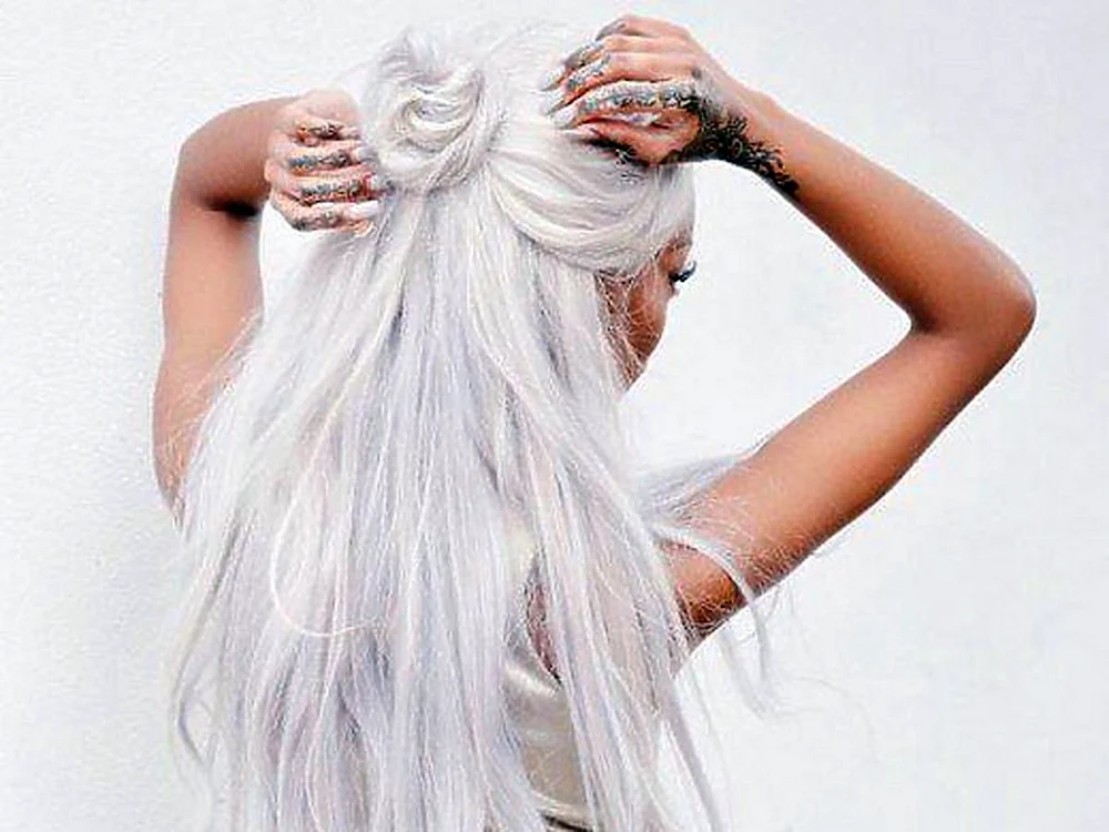 Mädchen mit weißem Haar