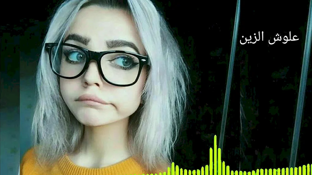 Mädchen mit weißen Haaren mit Brille