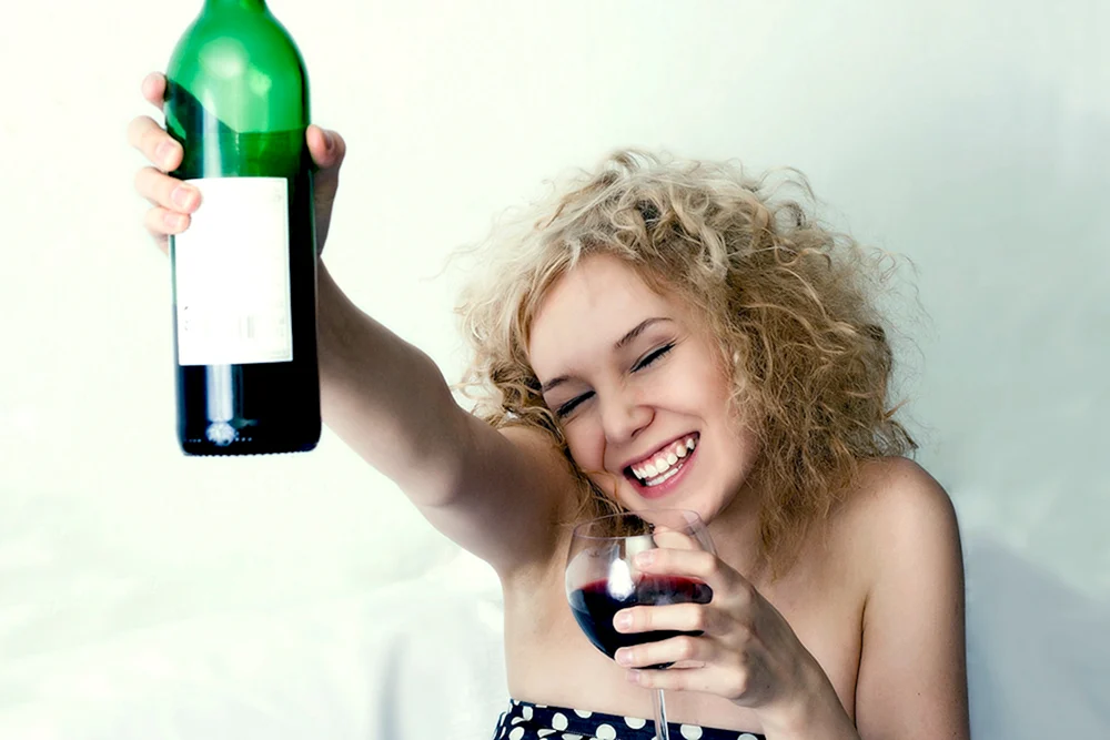 Betrunkenes Mädchen mit einer Flasche Wein