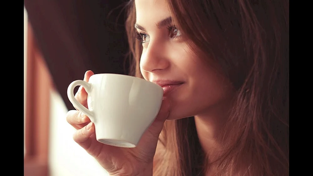 Mädchen mit Kaffee trinkendem Kaffee