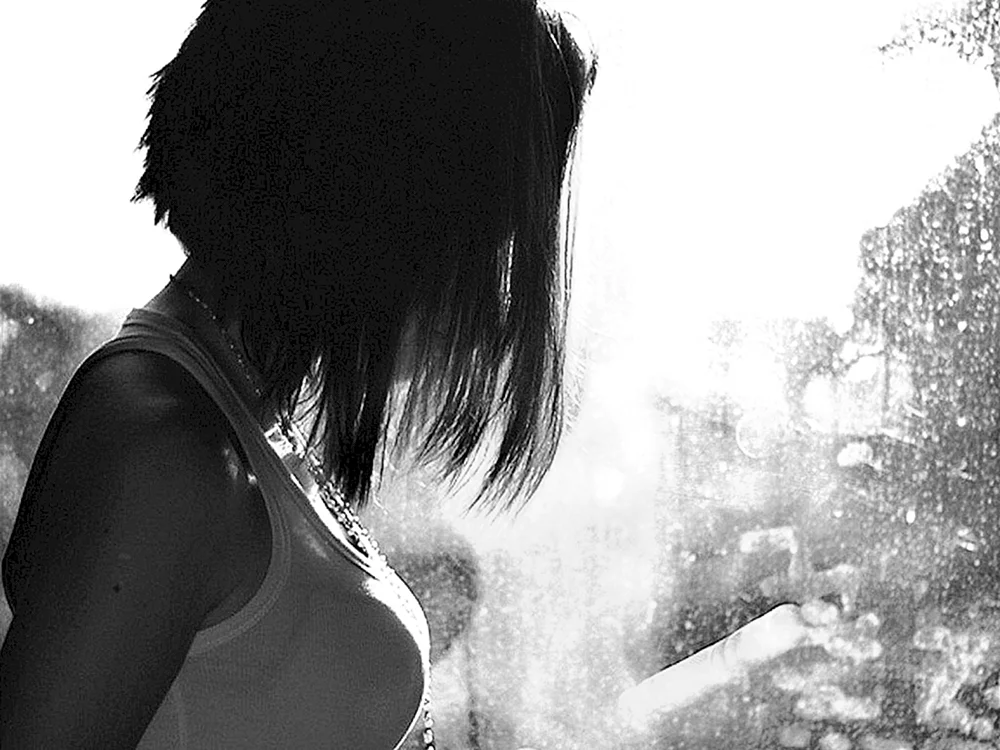 Mädchen mit kurzen Haaren am Meer