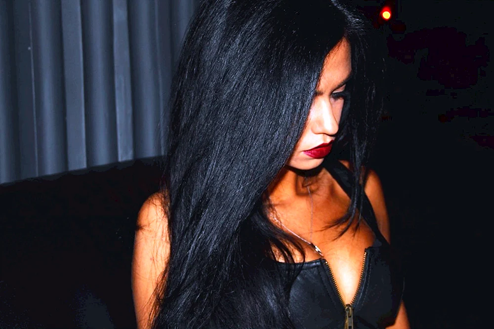 Mädchen mit schwarzen Haaren dunkle Haare
