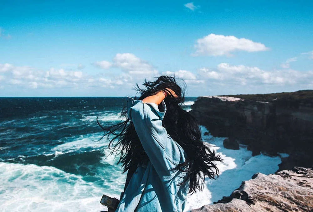 Mädchen mit schwarzen Haaren am Meer
