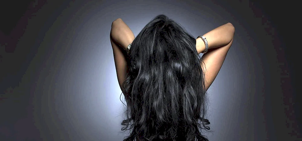 Mit schwarzen Haaren von hinten
