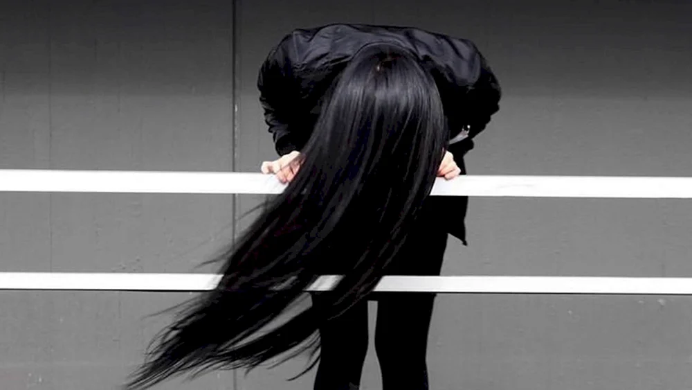 Mädchen mit langen schwarzen Haaren