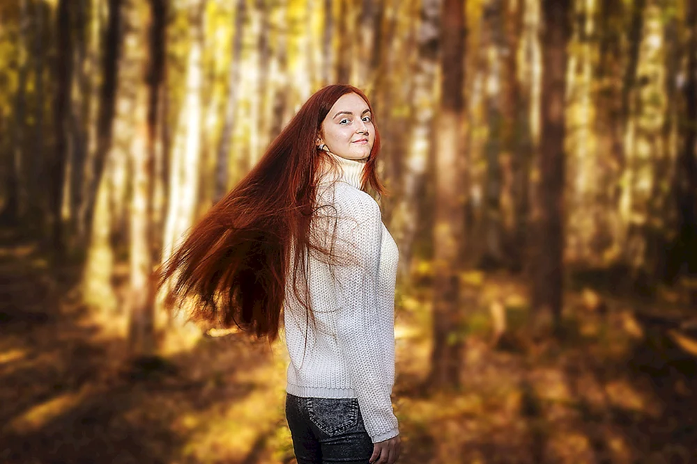 Mädchen mit langen roten Haaren