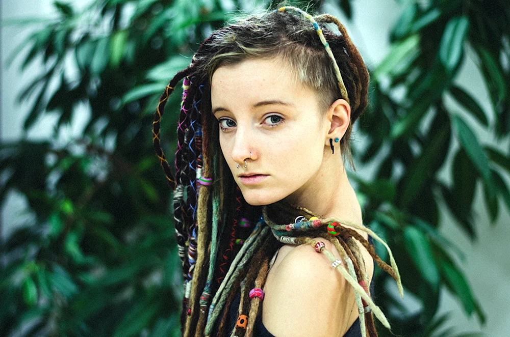 Mädchen mit Dreadlocks