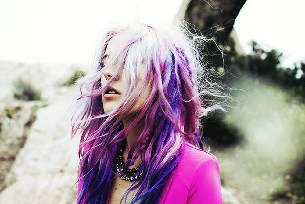Mädchen mit lila Haaren