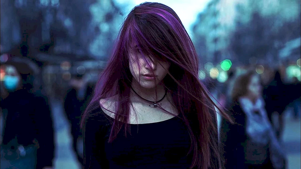 Mädchen mit violettem Haar