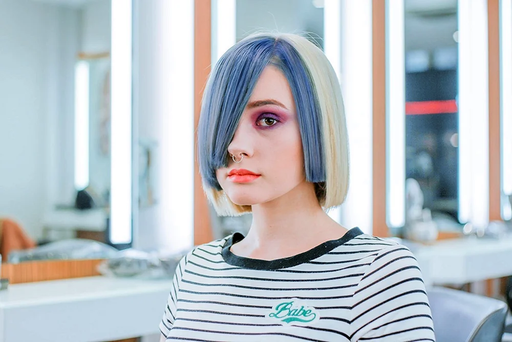 Charogian Glatze mit blauem Haar karevushka