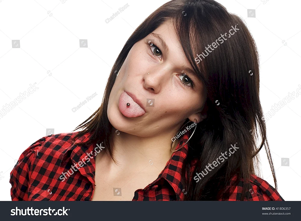 Mädchen mit herausgestreckter Zunge