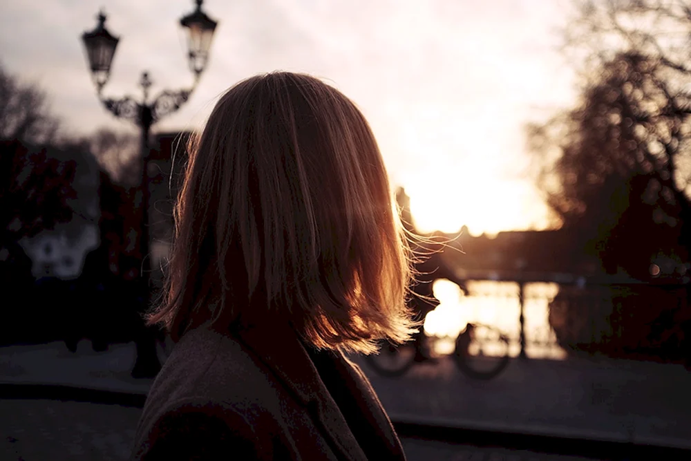 Blond Blondine mit einem Karet von hinten