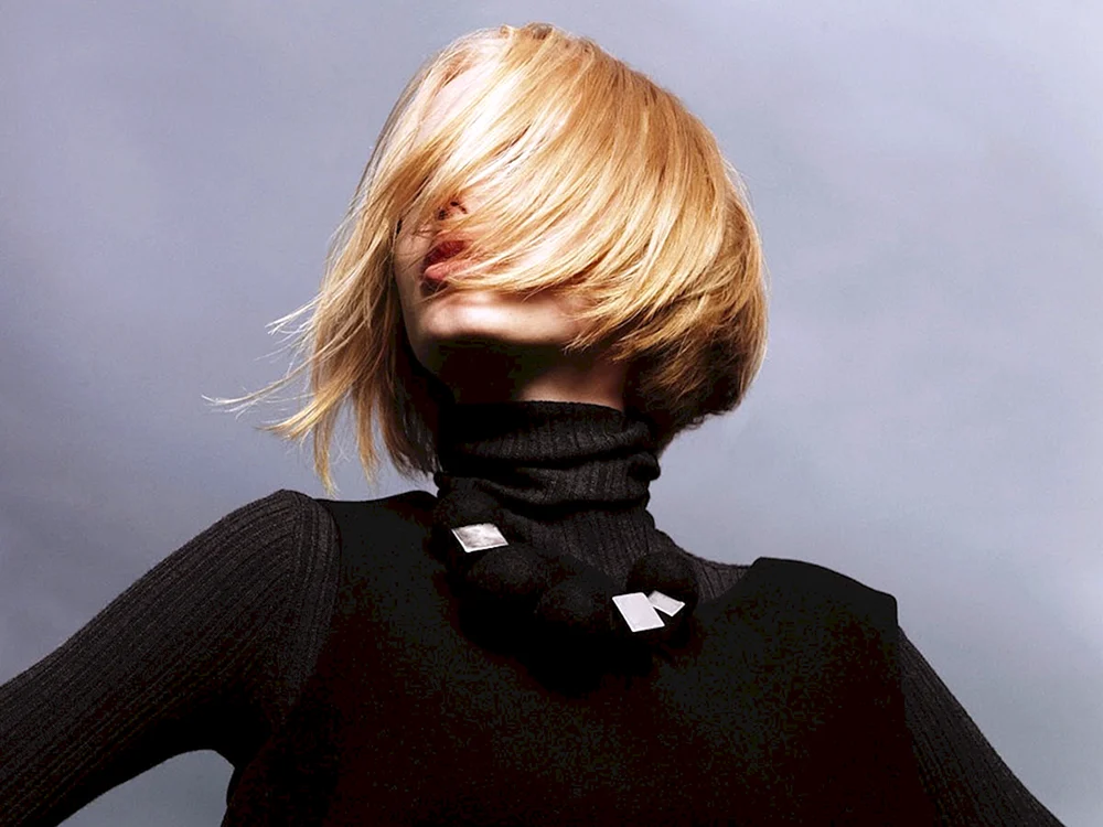 Blond mit kurzem Haarschnitt mit Rücken