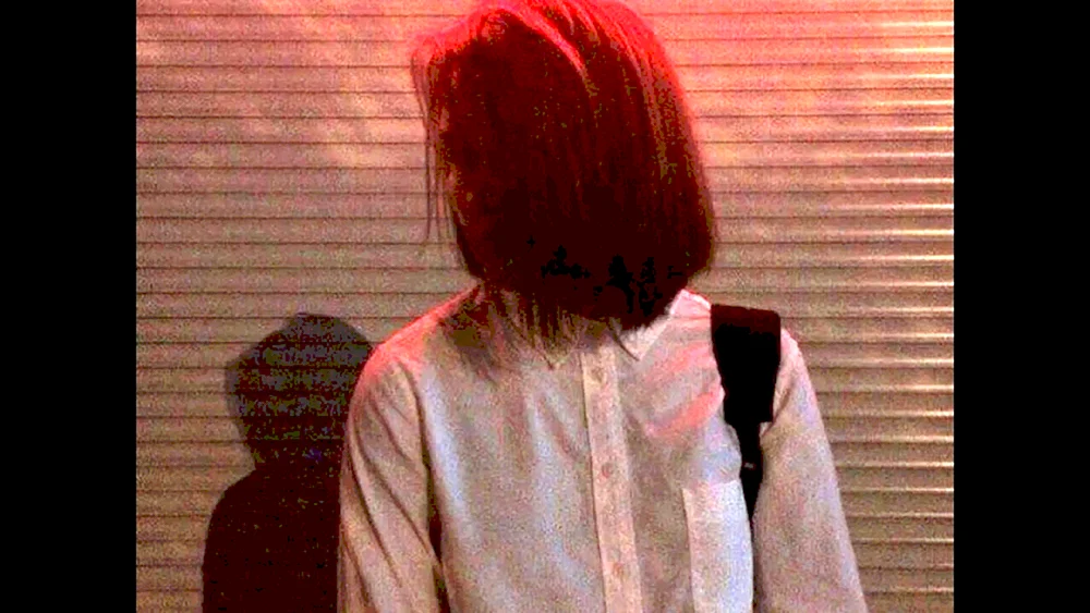 Mädchen mit kurzen Haaren von hinten Mädchen mit kurzen Haaren von hinten