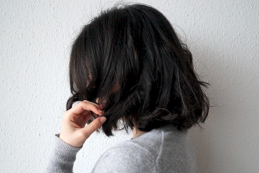 Mädchen mit einem Bob in der Natur