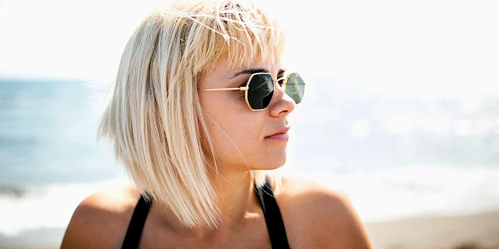 Blond mit kurzen Haaren