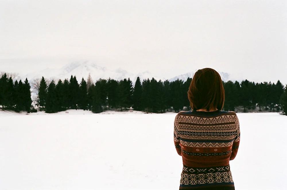 Mädchen mit einem Karet von hinten im Winter