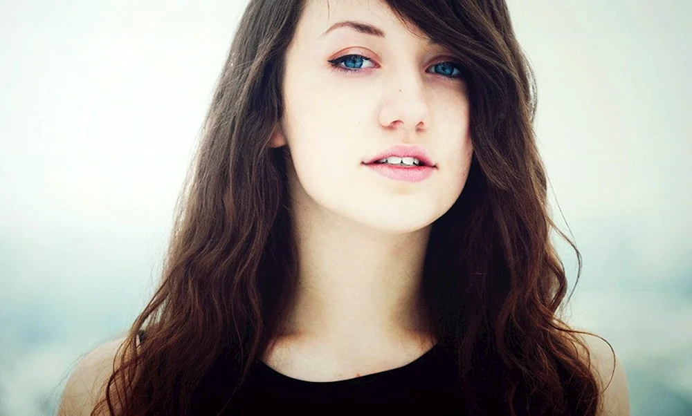 Ein Mädchen mit braunen Haaren und blauen Augen