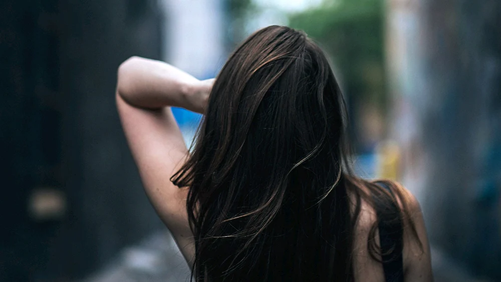 Mädchen mit braunen Haaren im Rücken