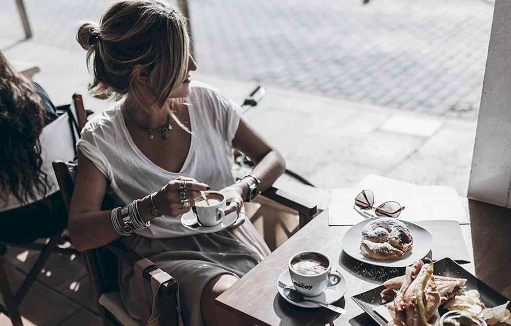 Schönes Mädchen mit Kaffee