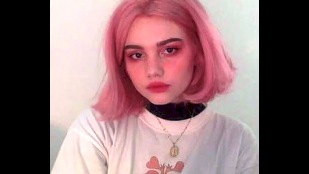 Mädchen mit kurzem rosa Haar