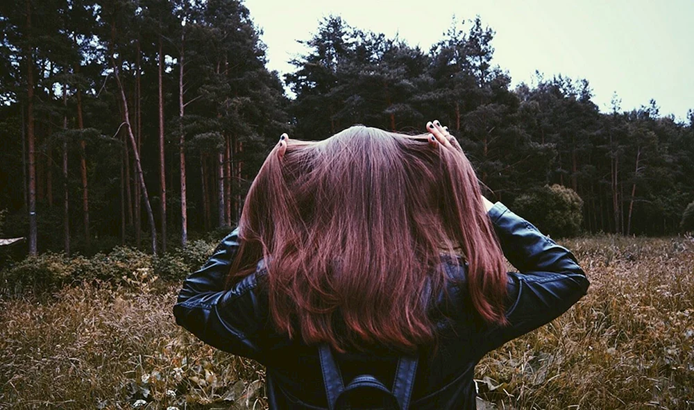 Mädchen mit kurzen blonden Haaren