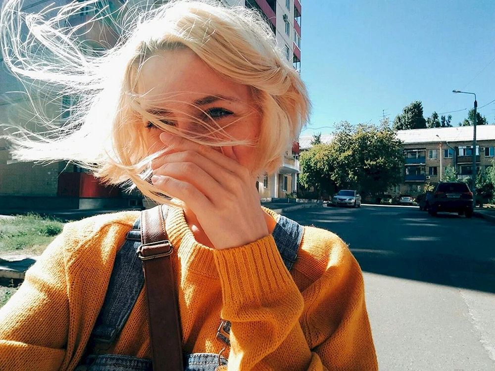 Mädchen mit kurzen blonden Haaren
