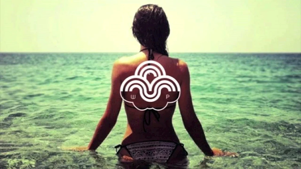 Mädchen mit kurzen Haaren am Meer