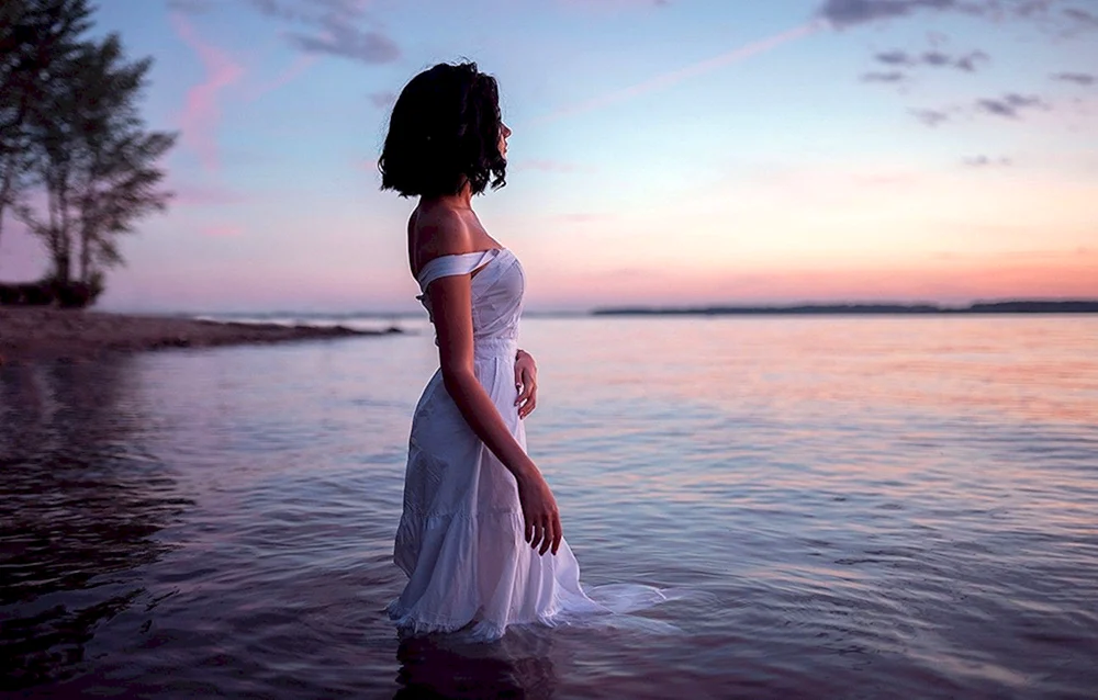 Mädchen mit kurzen Haaren am Meer