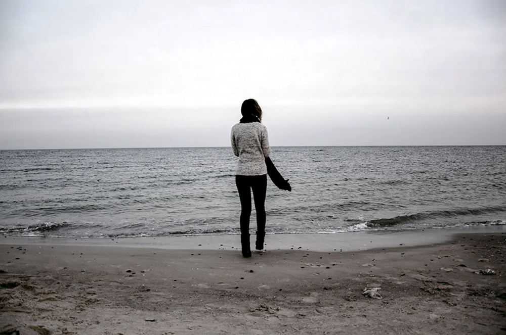 Blondes Mädchen am Meer