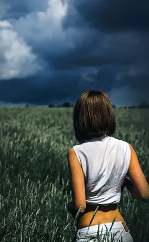 Mädchen mit kurzen Haaren von hinten