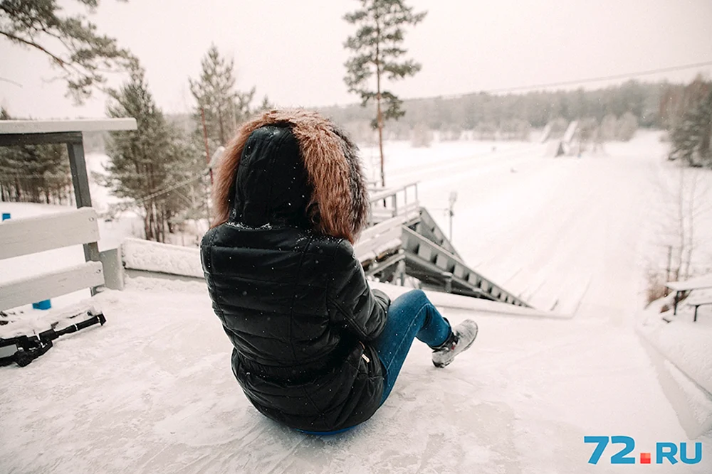 Mädchen mit kurzen Haaren im Winter