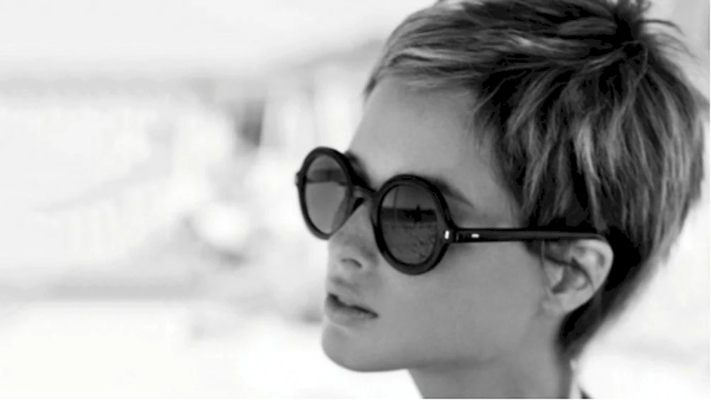 Mädchen mit Kurzhaarschnitt in Brille