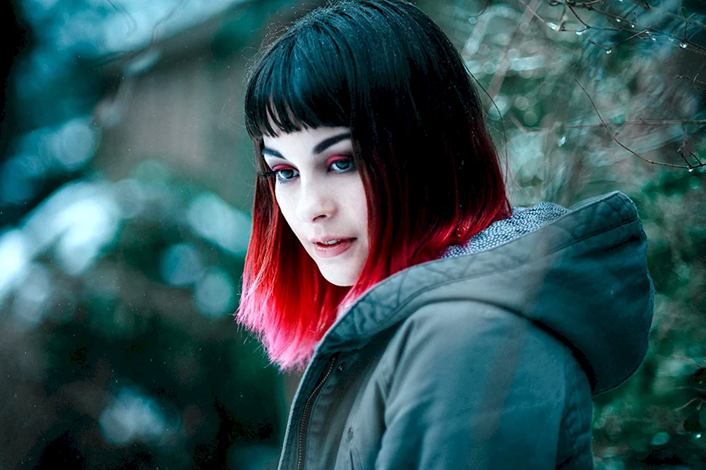 Mädchen mit rotem schwarzen Haar