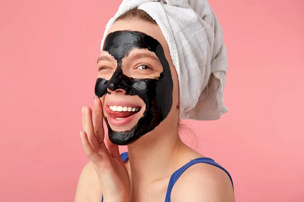 Mädchen mit Maske im Gesicht