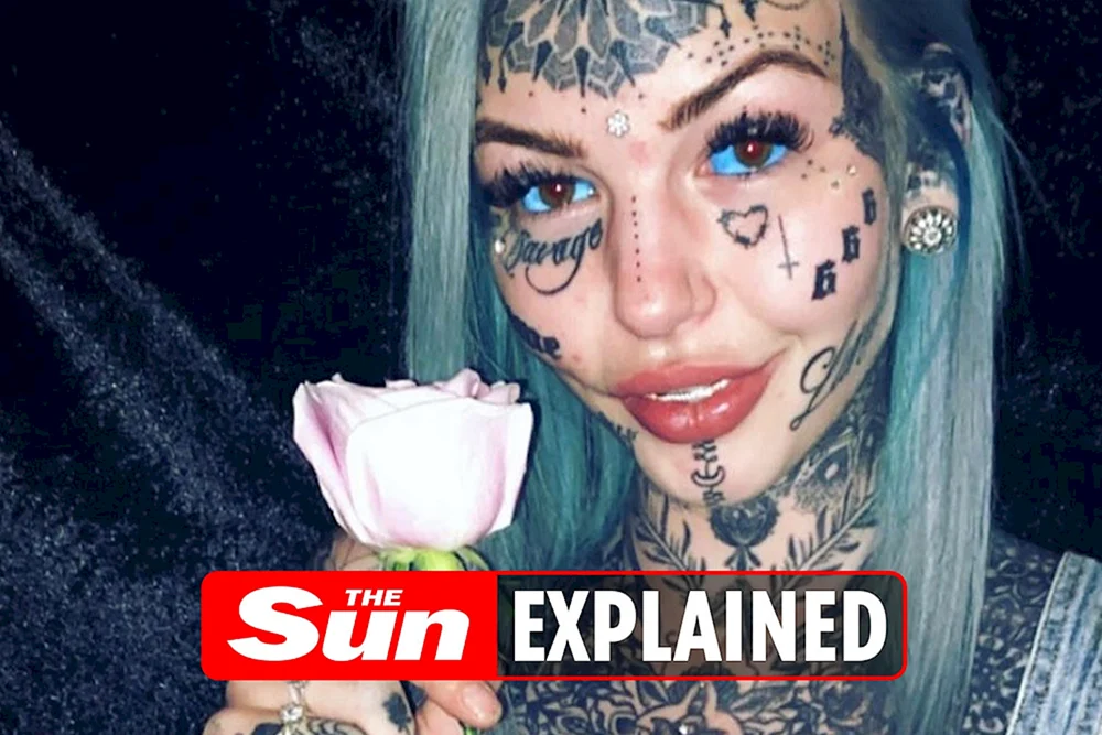 Unglückliche Tattoos auf dem Weißen der Augen