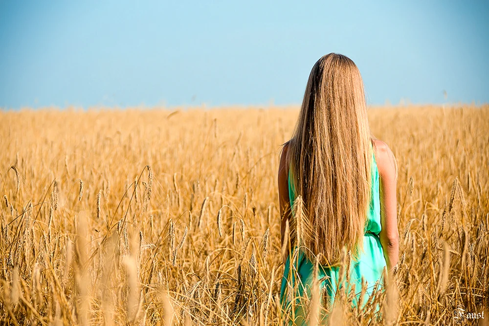 Blondes Mädchen mit langem Haar