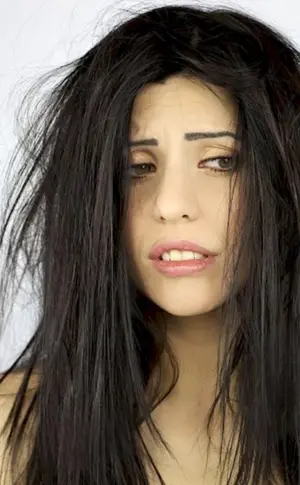 Mädchen mit zerzaustem Haar